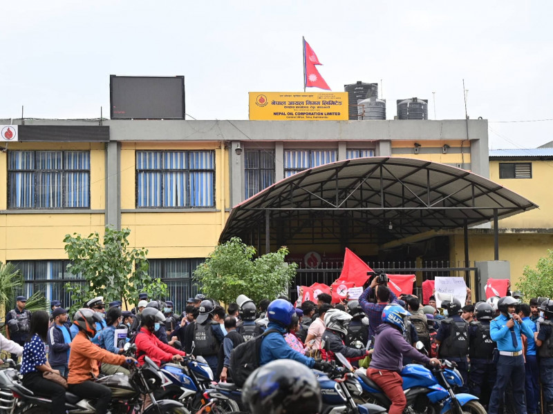 इन्धनकाे मूल्यवृद्धि फिर्ता लिन माग राख्दै विद्यार्थीले आयल निगम घेरे (तस्वीरहरू)